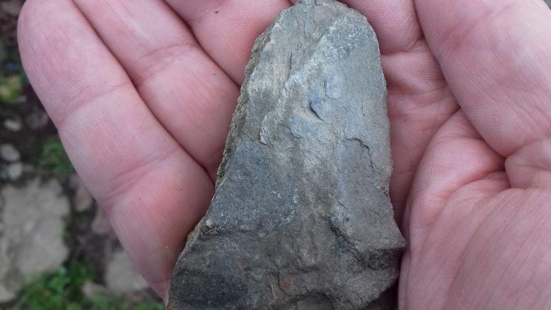 Stein in einer Hand