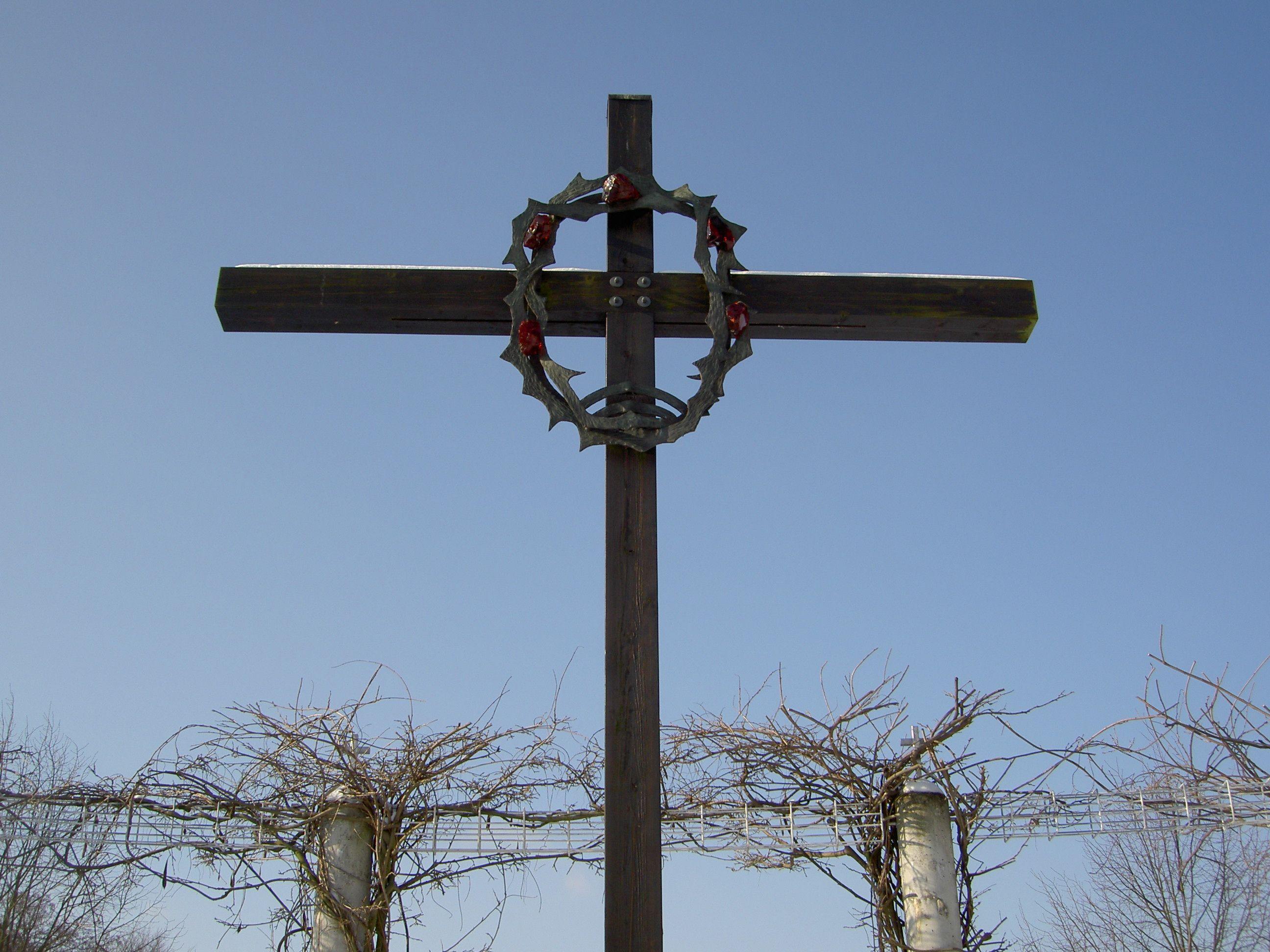 Ostern - eine neue Leere (Kreuz am Wallfahrtsplatz, Kloster Stiepel, Bochum)