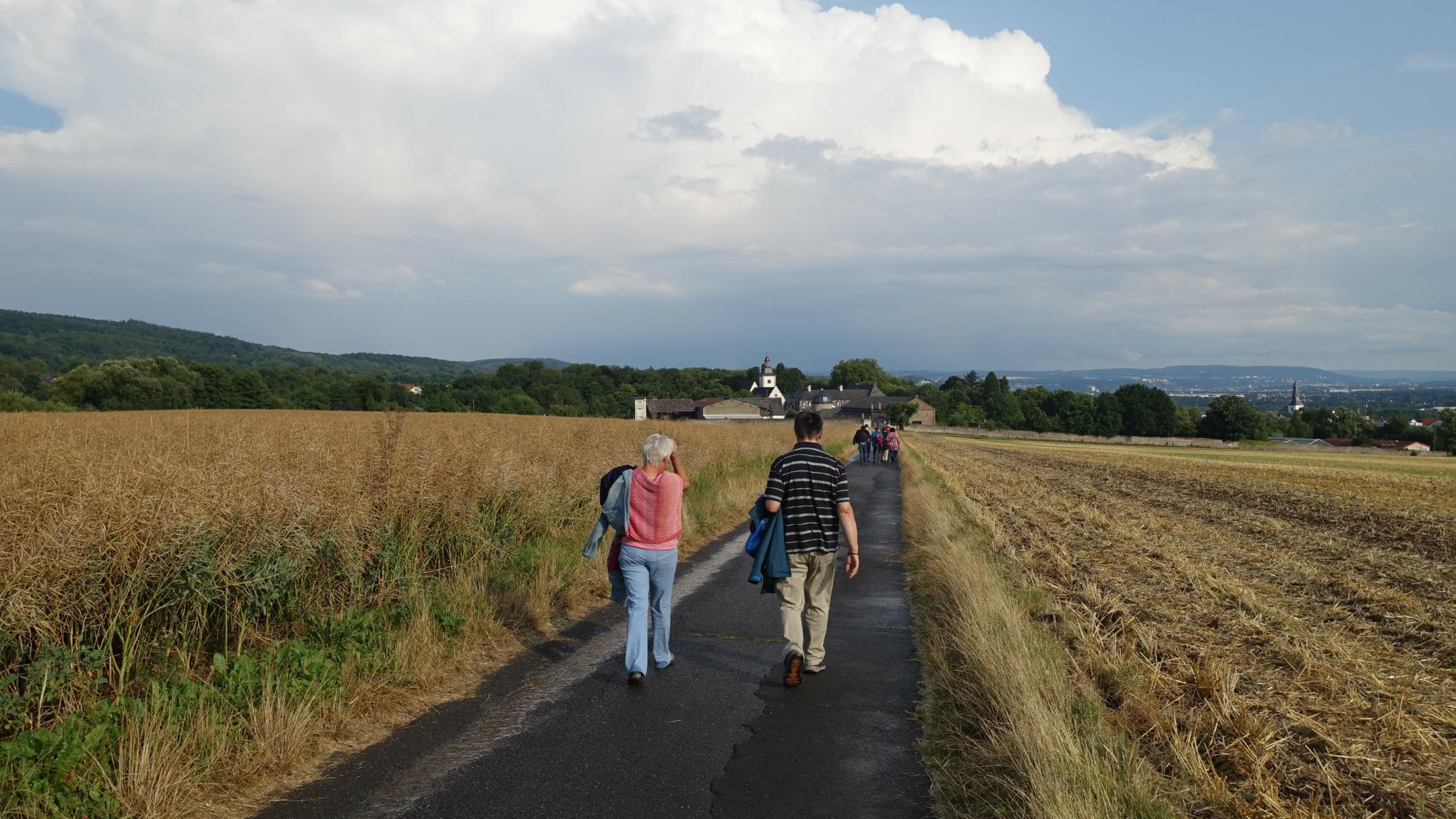 Pilgern auf Abtei Rommersdorf zu