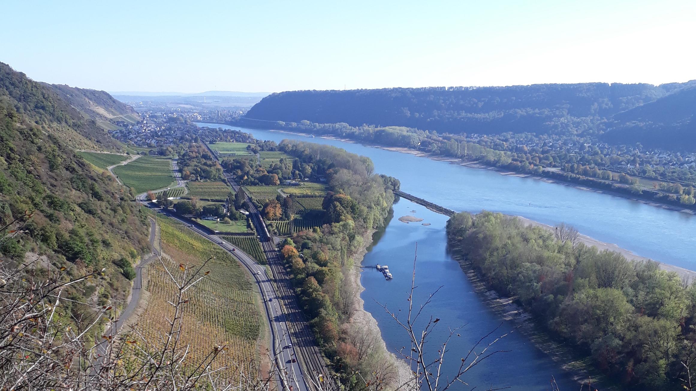 Blick von der Burg Hammerstein über den Rhein auf Leutesdorf