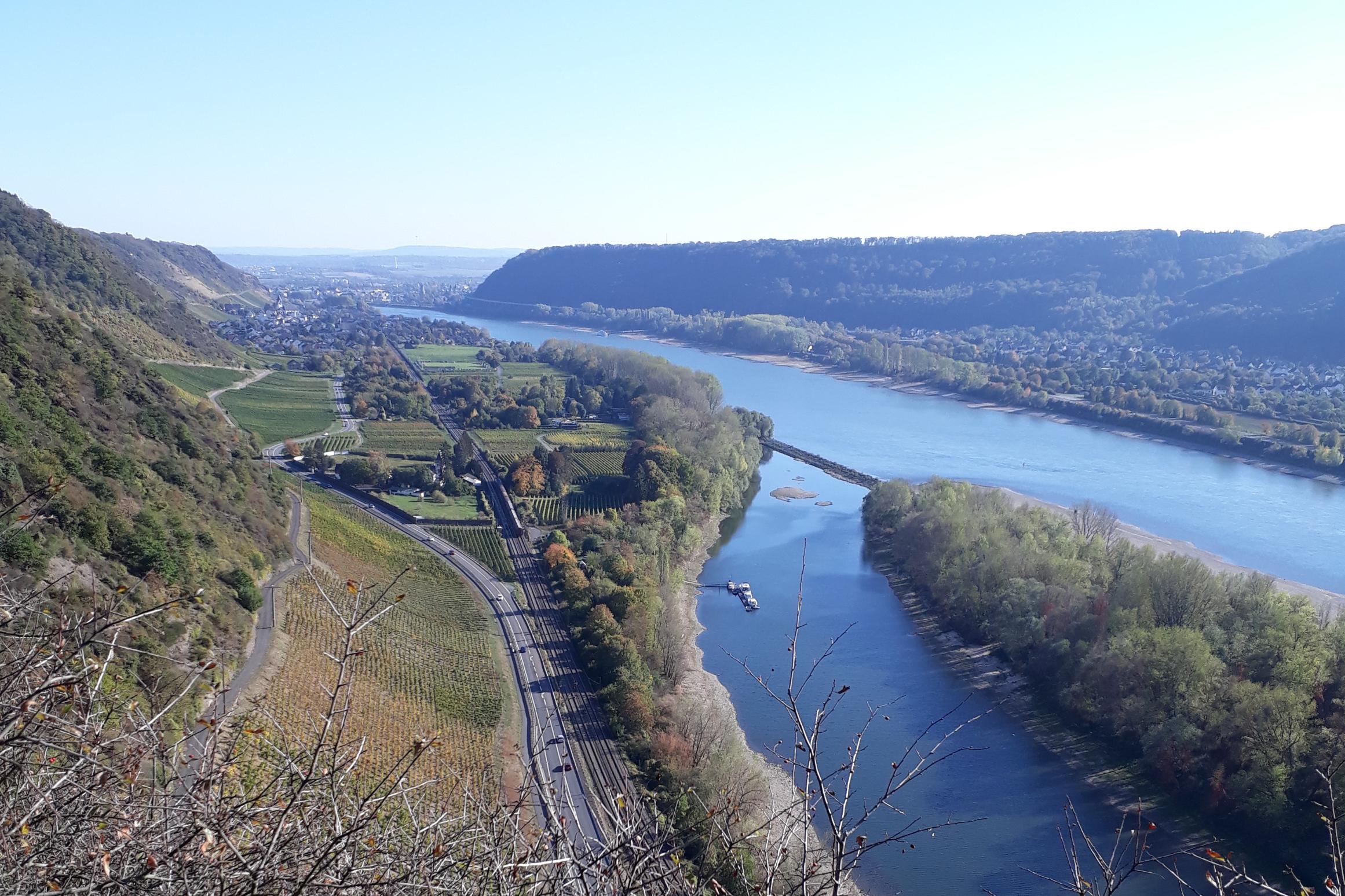 Blick von der Burg Hammerstein über den Rhein auf Leutesdorf