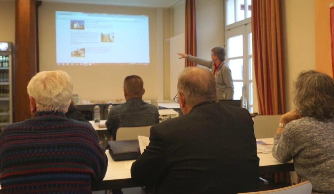 Die Homepage des Martinsweges wird mittels einer PowerPoint den Anwesenden vorgestellt.