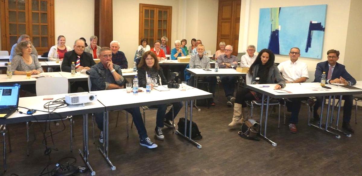 Blick in die Runde der Interessierten aus Politik, Presse und Initiativgruppe