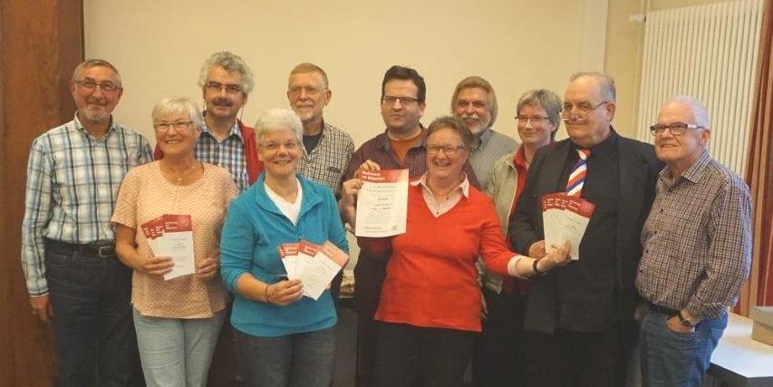 Gruppenbild der Initiativgruppe mit Plakaten zur Eröffnung (c) Andreas Kossmann Gruppenbild der Initiativgruppe mit Plakaten zur Eröffnung