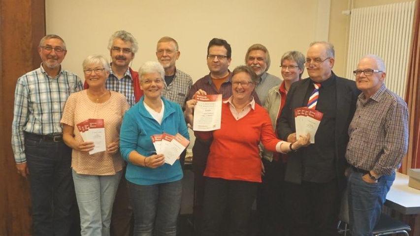 Gruppenbild der Initiativgruppe mit Plakaten zur Eröffnung