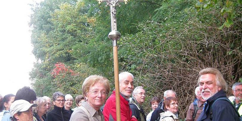 Pilgergruppe mit Vortragekreuz, unterwegs auf dem Martinsweg am Mittelrhein (c) Elisabeth Bußmann Pilgergruppe mit Vortragekreuz, unterwegs auf dem Martinsweg am Mittelrhein