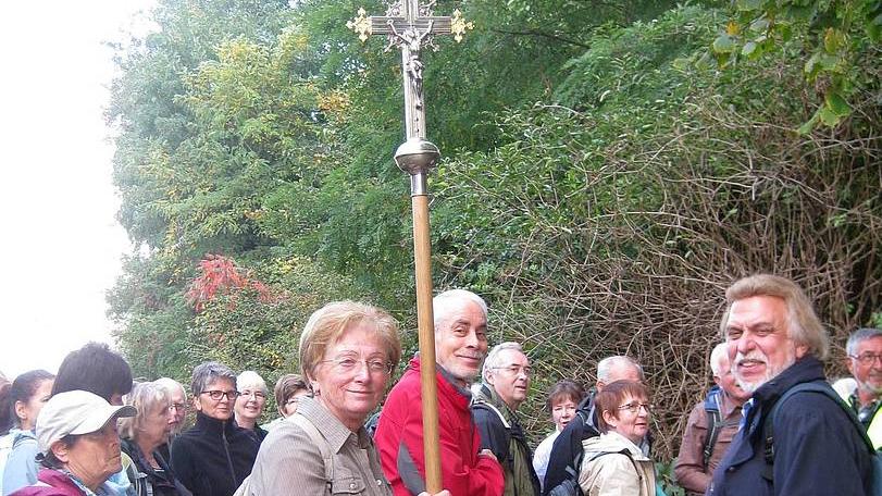 Pilgergruppe mit Vortragekreuz, unterwegs auf dem Martinsweg am Mittelrhein