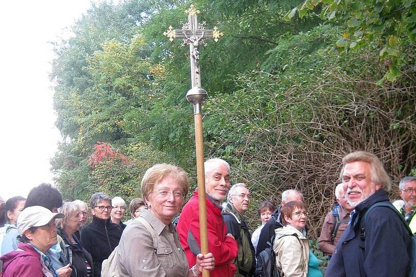 Pilgergruppe mit Vortragekreuz, unterwegs auf dem Martinsweg am Mittelrhein