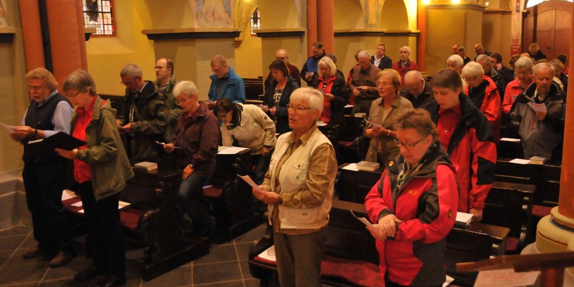 Die versammelten Pilger*innen singen in der Martinskirche in Linz. (c) Thomas Müller Die versammelten Pilger*innen singen in der Martinskirche in Linz.