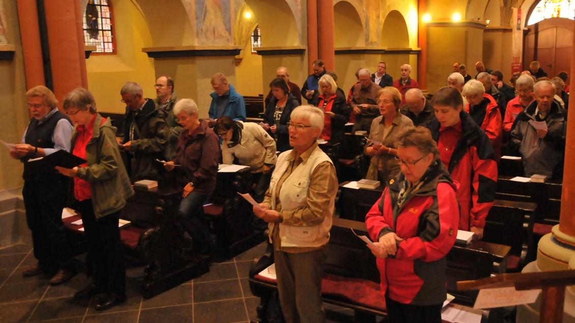 Die versammelten Pilger*innen singen in der Martinskirche in Linz.