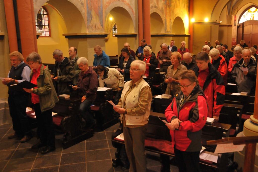 Die versammelten Pilger*innen singen in der Martinskirche in Linz.