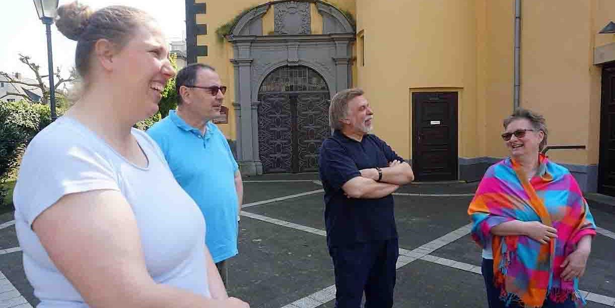 Die Pilger treffen sich vor der gelbgestrichenen Pfarrkirche St. Peter und Paul in Bad Hönningen.