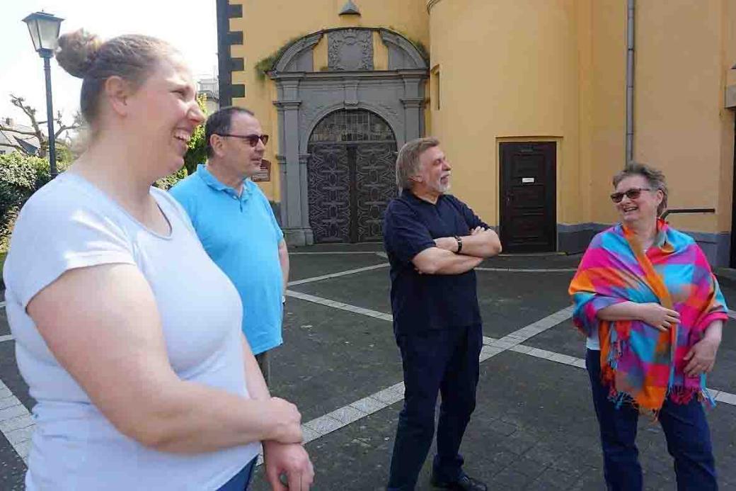 Die Pilger treffen sich vor der gelbgestrichenen Pfarrkirche St. Peter und Paul in Bad Hönningen.