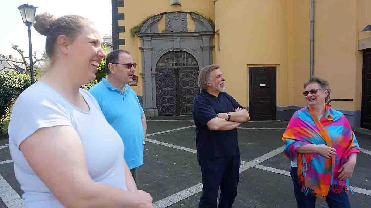 Die Pilger treffen sich vor der gelbgestrichenen Pfarrkirche St. Peter und Paul in Bad Hönningen.