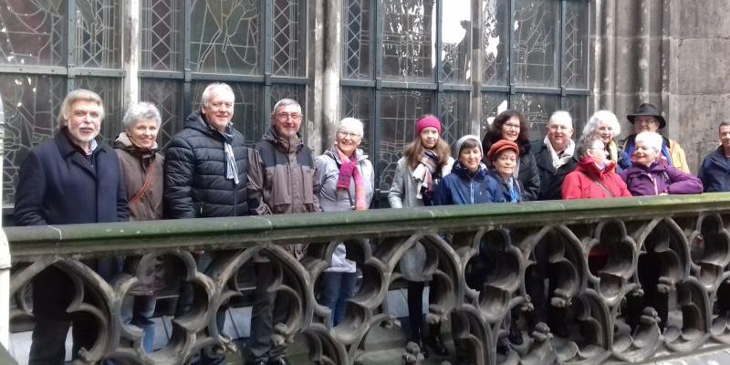 Die Gruppe schaut von der Dachbrüstung in die Kamera. (c) Volker Collinet Die Gruppe schaut von der Dachbrüstung in die Kamera.