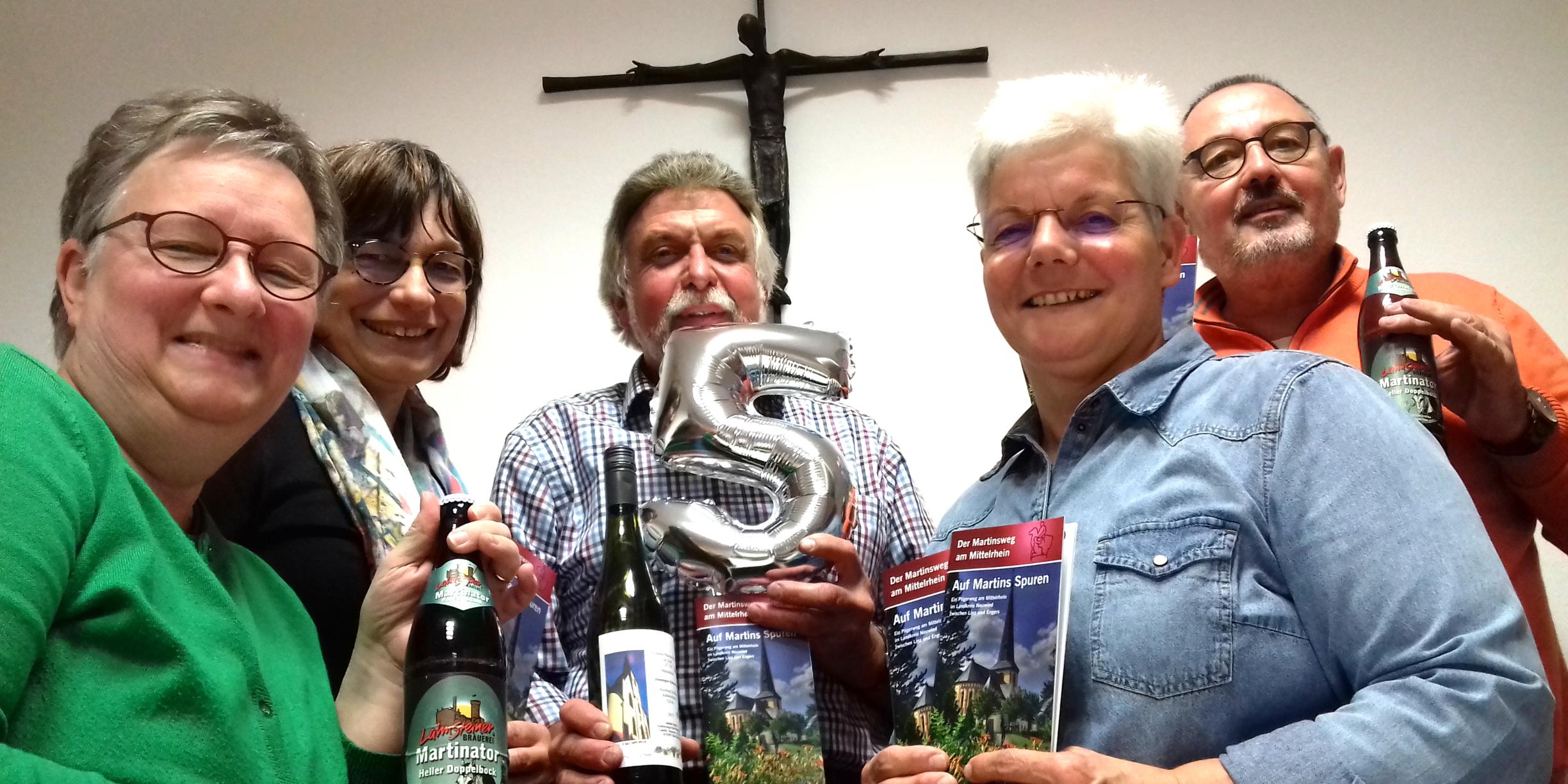 Mitglieder der Initiativgruppe feiern das 5jährige Jubiläum des Martinsweges am Mittelrhein.