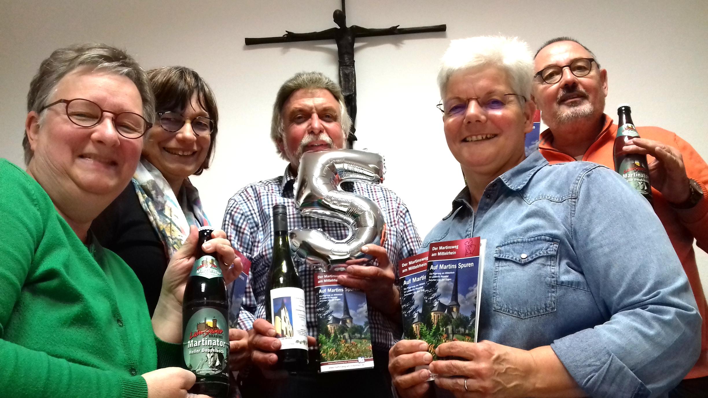 Mitglieder der Initiativgruppe feiern das 5jährige Jubiläum des Martinsweges am Mittelrhein.