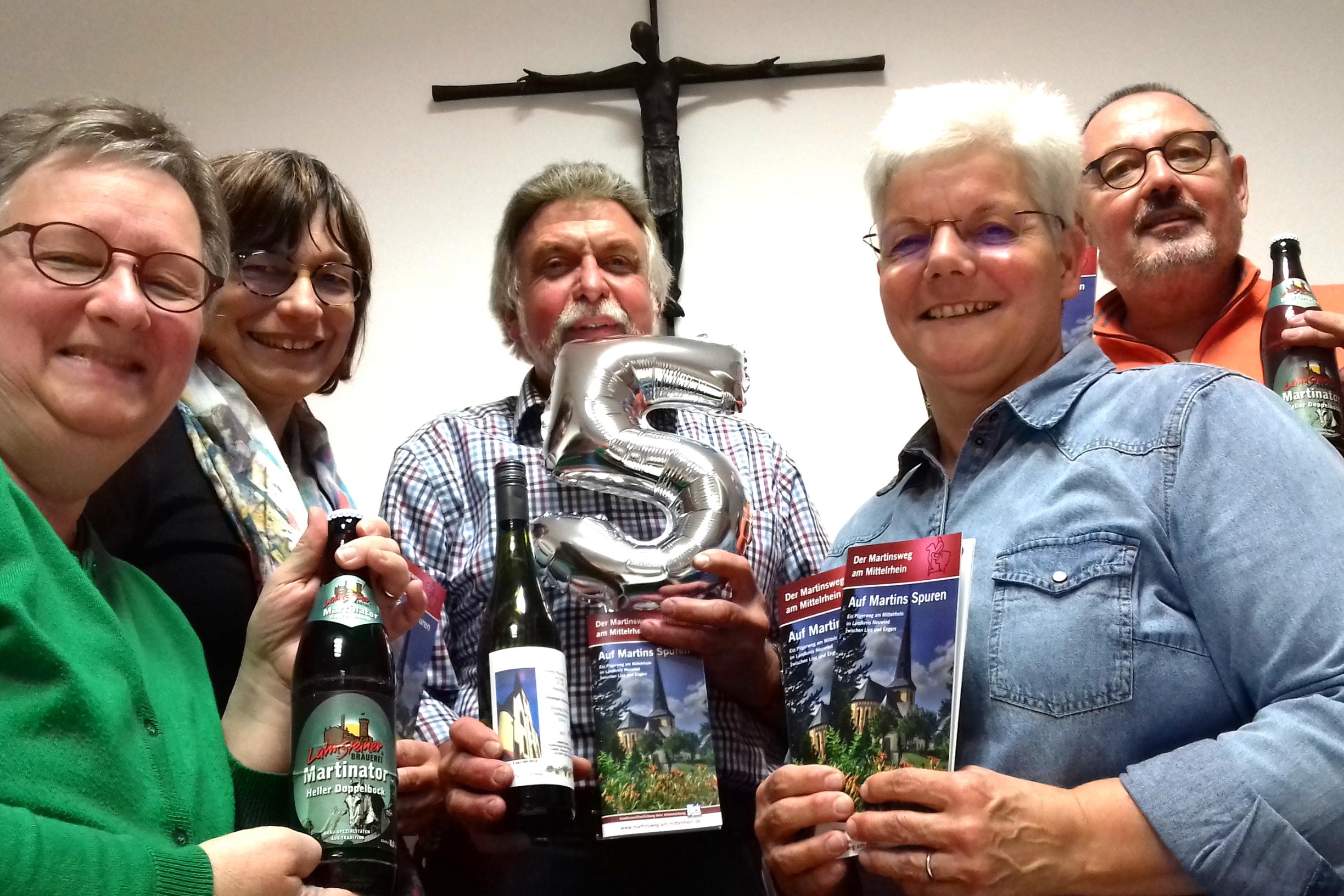 Mitglieder der Initiativgruppe feiern das 5jährige Jubiläum des Martinsweges am Mittelrhein.