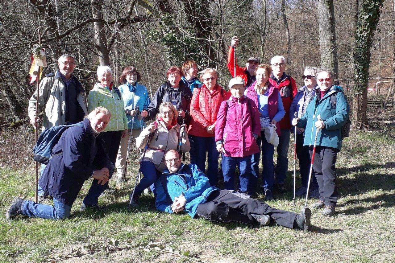 Die Teilnehmer*innen haben sich zu einem Gruppenfoto aufgestellt und lachen in die Kamera.