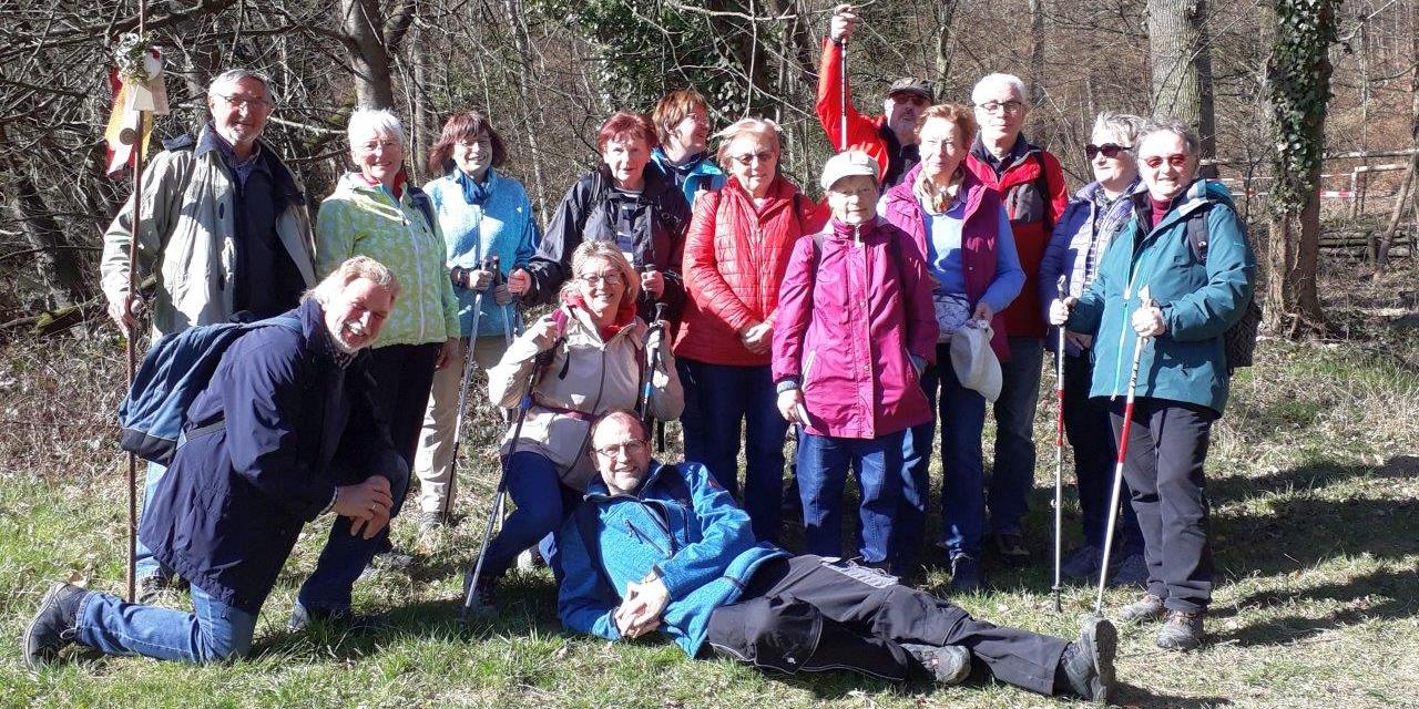 Die Teilnehmer*innen haben sich zu einem Gruppenfoto aufgestellt und lachen in die Kamera.
