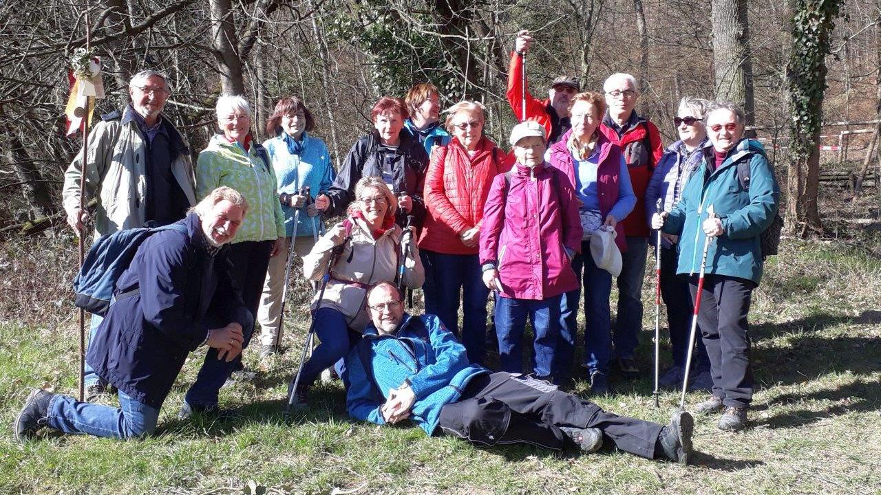 Die Teilnehmer*innen haben sich zu einem Gruppenfoto aufgestellt und lachen in die Kamera.