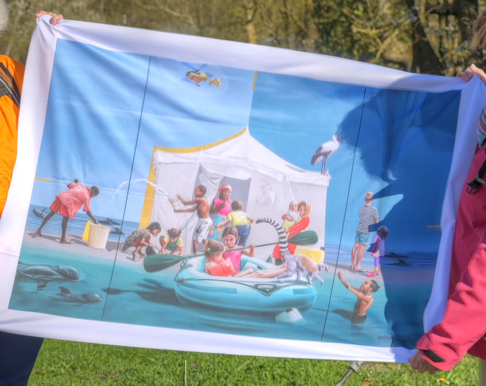 Eine kleine Ausgabe des aktuellen Hungertuches wird gehalten.