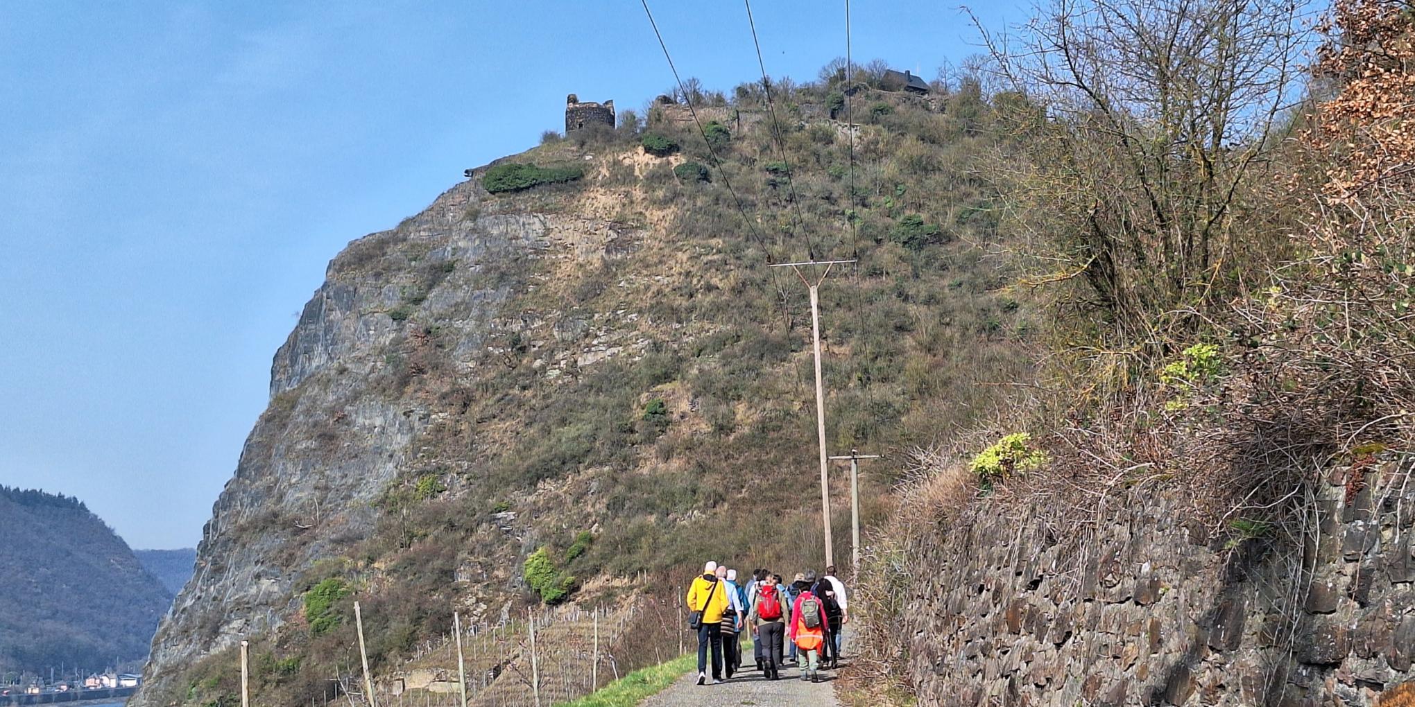 Die große Pilgergruppe sieht vor dem Hammersteiner Burgberg verschwindet klein aus.