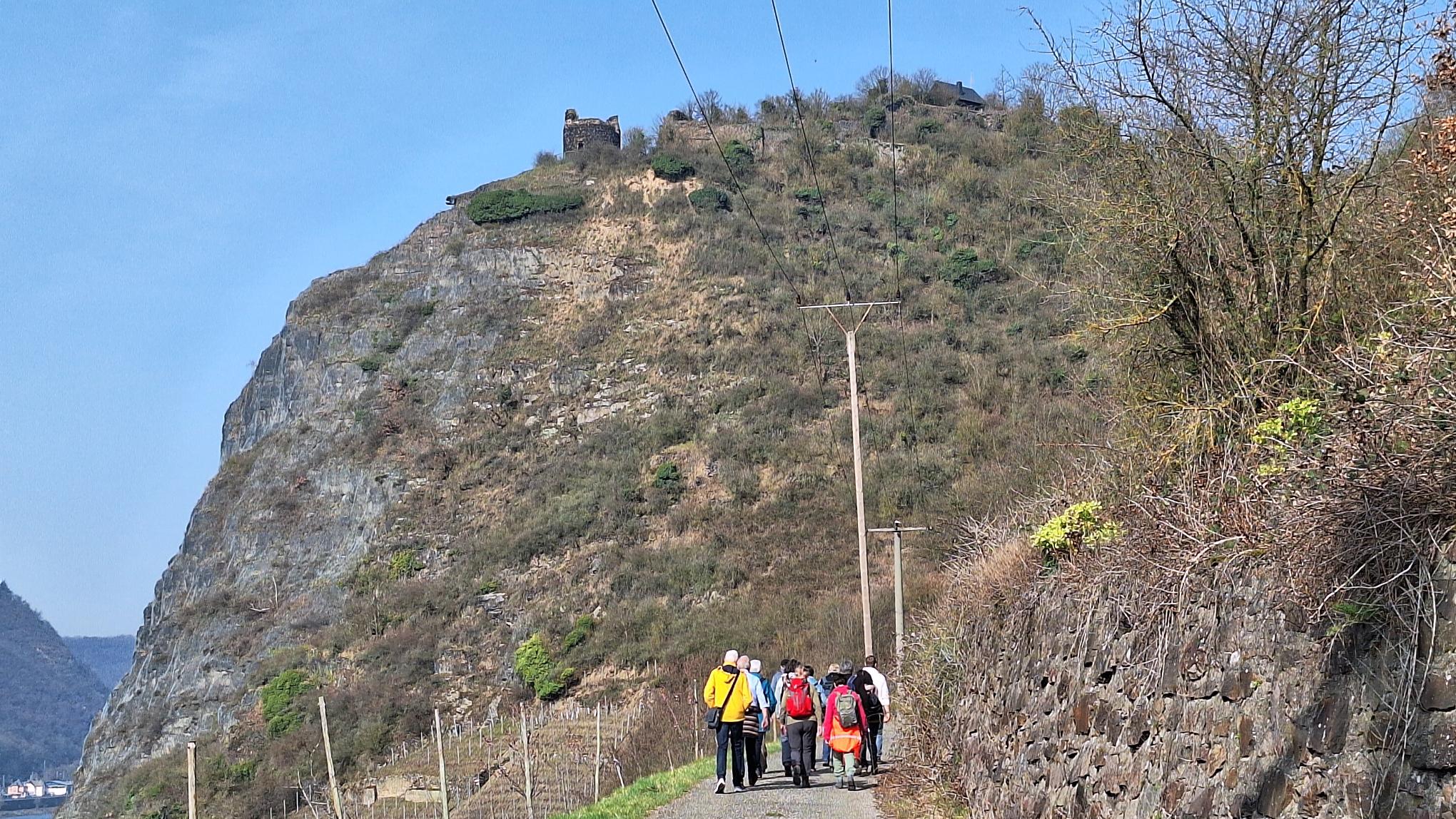 Die große Pilgergruppe sieht vor dem Hammersteiner Burgberg verschwindet klein aus.