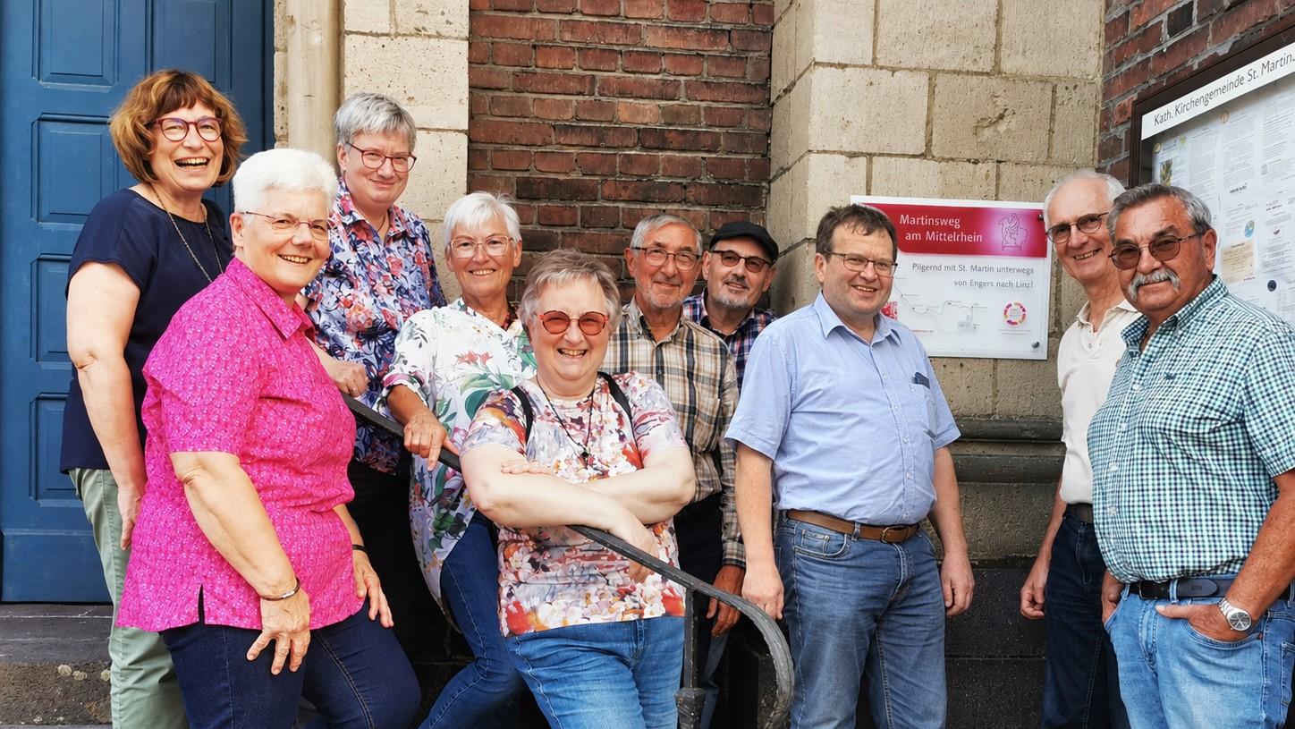 Mitglieder der Initiativgruppe Martinsweg am Mittelrhein und der Stiftung Sankt Martin Engers trafen sich am neu-angebrachten Hinweisschild an der Engerser Kirche St. Martin.