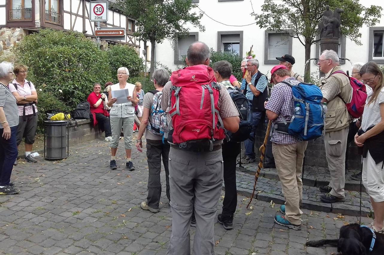 Ingrid Hillen liest für die versammelte Gruppe einen Impuls am Martinsbrunnen in Engers.
