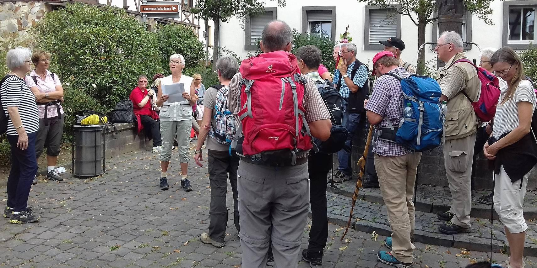 Ingrid Hillen liest für die versammelte Gruppe einen Impuls am Martinsbrunnen in Engers. (c) Paul Peter Baum Ingrid Hillen liest für die versammelte Gruppe einen Impuls am Martinsbrunnen in Engers.