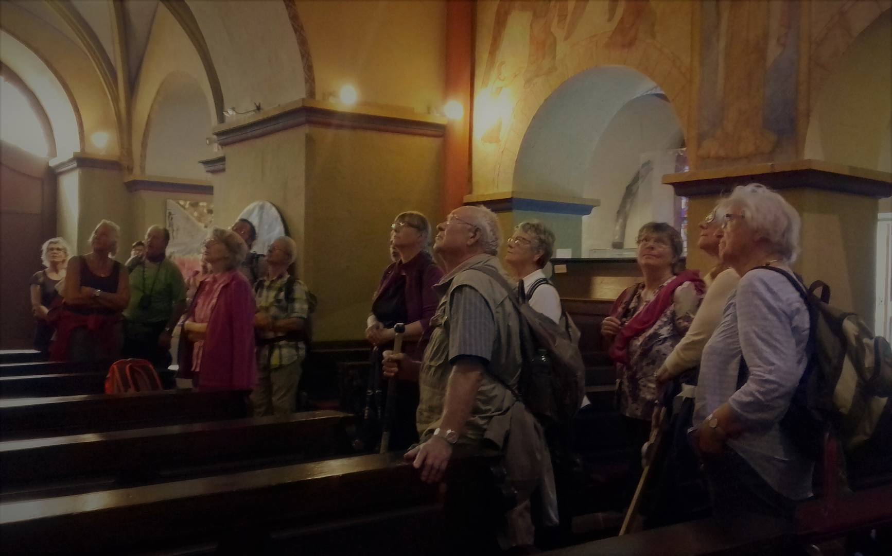 Die Pilger lauschen in der Martinskirche in Linz den Ausführungen von A.-Peter Gillrath zur Geschichte der Martinskirche.